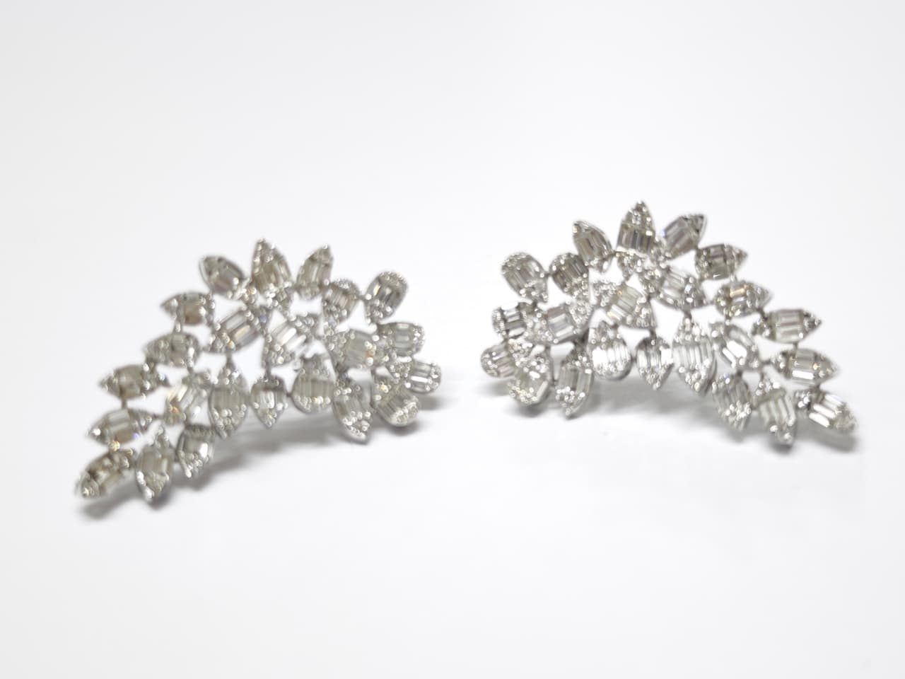 Brinco em Ouro Branco 18k com Diamante