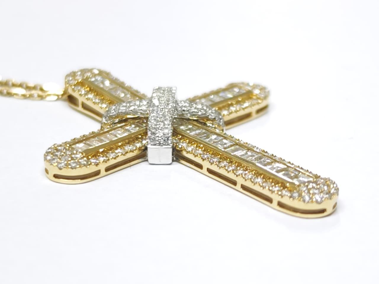Colar Cruz em Ouro 18k com Diamante — vista 3
