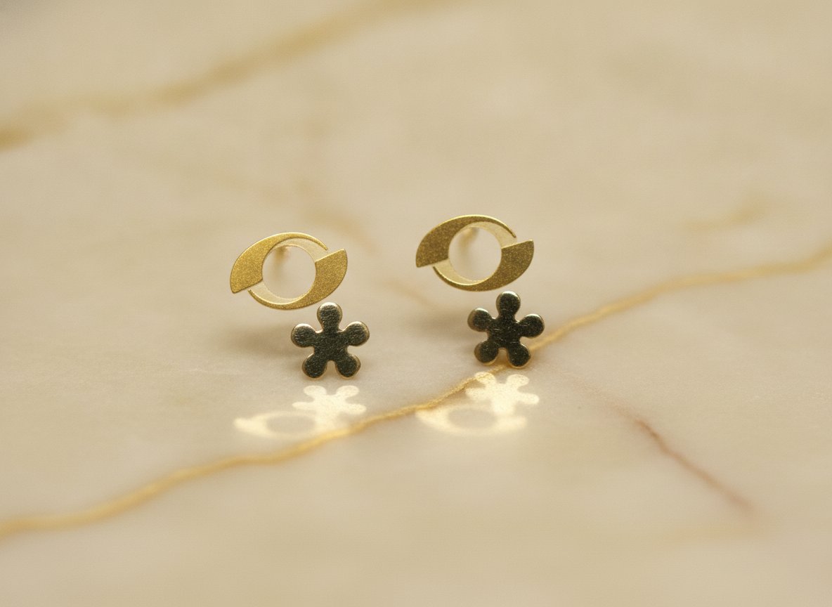 Brinco Infantil Flor em Ouro Amarelo 18k — vista 2